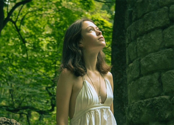 Mujer en el bosque
